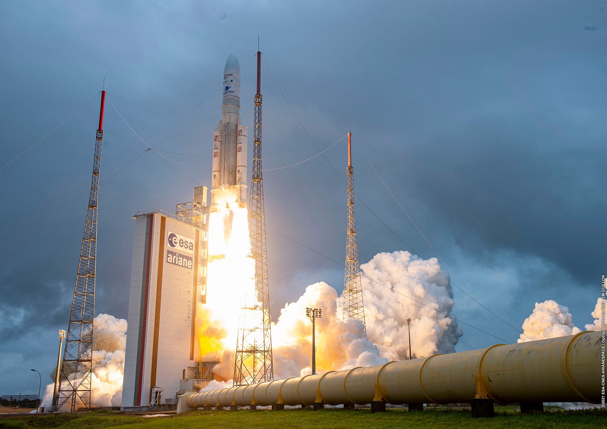 Lansarea telescopului James Webb, la bordul navei Ariane 5. Telescopul James Webb a început deschiderea scutului solar
