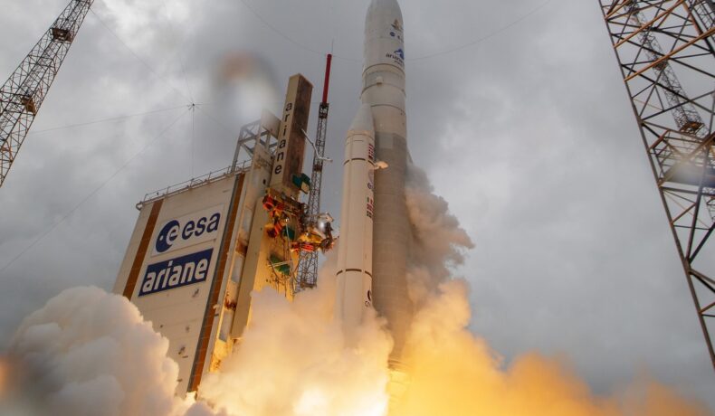 Lansarea telescopului James Webb, la bordul navei Ariane 5, cu fum în partea de jos a ecranului. Telescopul James Webb a început deschiderea scutului solar