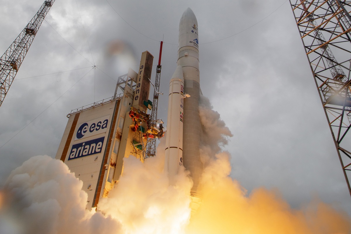 Lansarea telescopului James Webb, la bordul navei Ariane 5, cu fum în partea de jos a ecranului. Telescopul James Webb a început deschiderea scutului solar