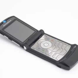 Motorola RAZR negru, cu tastatură gri, pe fundal alb