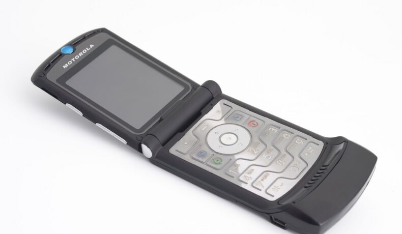 Motorola RAZR negru, cu tastatură gri, pe fundal alb