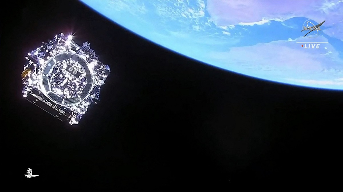 Telescopul James Webb în spațiu, în orbita Pământului. Telescopul James Webb a început deschiderea scutului solar