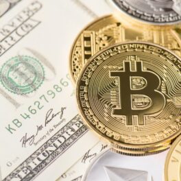 Monede Bitcoin pe bancnote de 100 de dolari. Un bărbat a aruncat la gunoi o avere Bitcoin