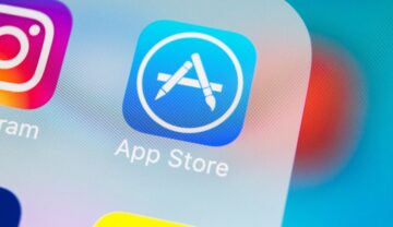 Aplicația App Store pe ecranul unui telefon. Apple a plătit 60 de miliarde de dolari dezvoltatorilor App Store în 2021