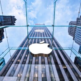 Magazin pe Fifth Avenue, New York, cu logo-ul Apple. Apple e prima companie din lume care a atins pragul de 3 trilioane de dolari