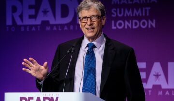 Bill Gates, îmbrăcat în costum, pe scenă la Malaria Summit , Londra, Anglia, 2018, cu mov pe fundal. Averile lui Elon Musk, Jeff Bezos și Bill Gates sunt unele dintre cele mai mari din lume