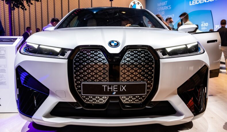 Mașina SUV iX, albă, în cadrul evenimentului auto IAA Mobility 2021, Germania. iX Flow, mașina BMW care își schimbă culoarea a fost prezentată în cadrul CES 2022