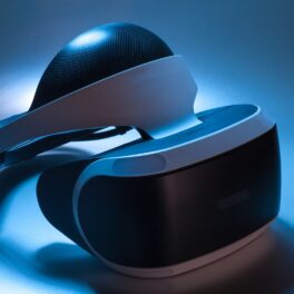 Cască virtuală VR pentru Playstation, pe fundal albastru cu negru