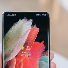 Telefon Samsung Galaxy S21 Ultra ținut în mâna unui utilizator. Samsung a dezvăluit Galaxy S21 FE 5G la CES 2022