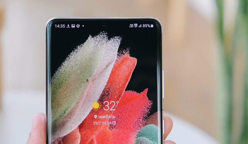 Telefon Samsung Galaxy S21 Ultra ținut în mâna unui utilizator. Samsung a dezvăluit Galaxy S21 FE 5G la CES 2022