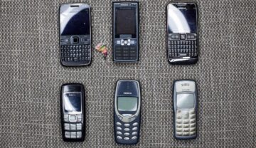 Modele Nokia din anii 2000, pe un fundal gri, printre care se numără și Nokia 1100, cel mai bine vândut telefon