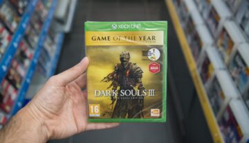 Utilizator cu jocul Dark Souls 3 în mână, într-un magazin. Dark Souls 3 permitea hackerilor acces la calculator