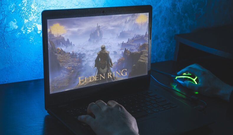 Utilizator în fața unui laptop, care se joacă Elden Ring, ce a fost creat pentru a reduce stresul jucătorilor