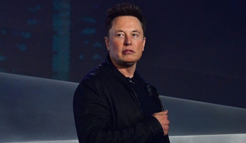 Elon Musk, pe scenă, când a dezvăluit Cybertruck, în anul 2019. Poartă un costum negru. Recent, Elon Musk a oferit 5.000 de dolari pentru închiderea unui cont