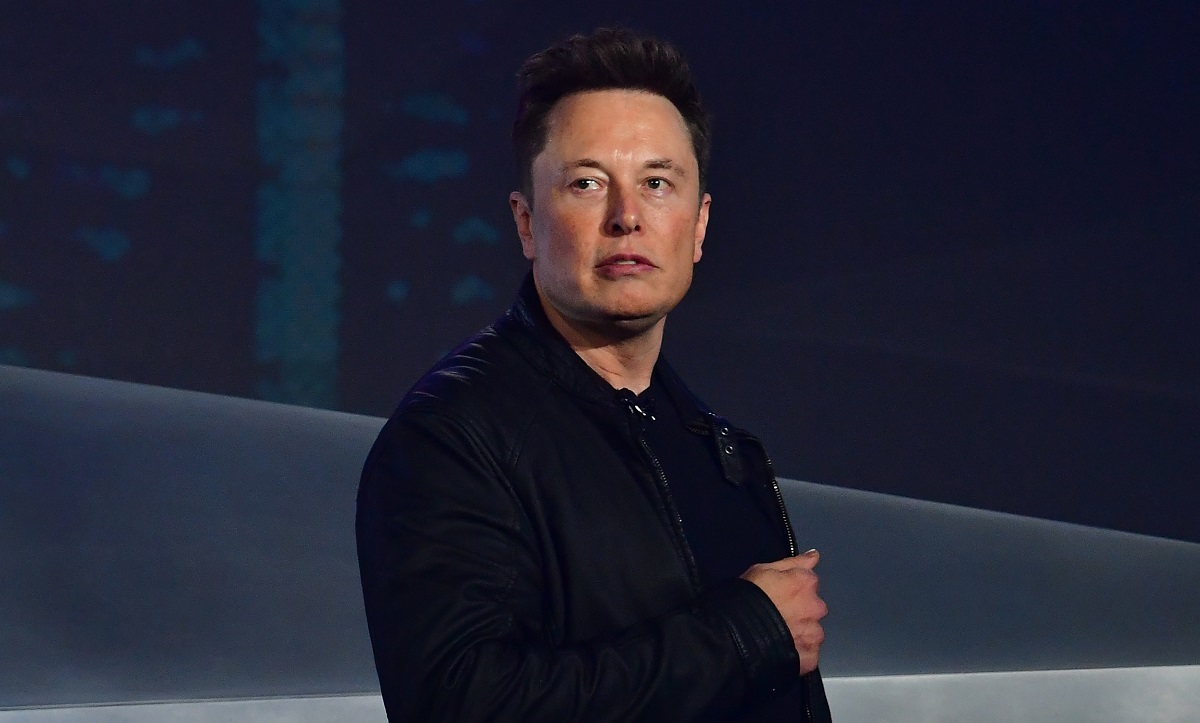 Elon Musk, pe scenă, când a dezvăluit Cybertruck, în anul 2019. Poartă un costum negru. Recent, Elon Musk a oferit 5.000 de dolari pentru închiderea unui cont