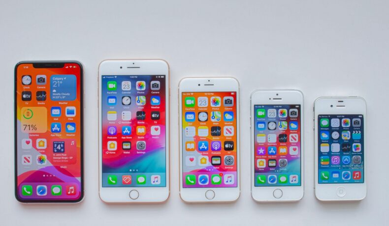 Imagine care arată evoluția telefoanelor iphone din anul 2007, pe fundal alb