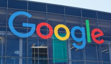 Logo-ul Google, pe o parte a unei clădiri din geamuri. Google a cumpărat recent o firmă de securitate cibernetică, numită Siemplify