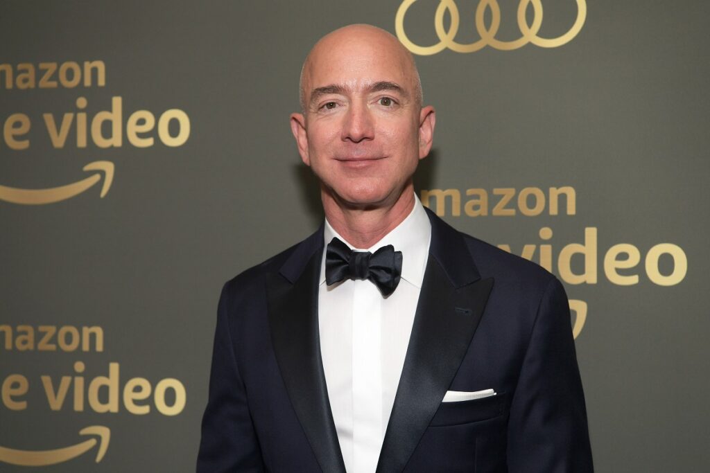 Jeff Bezos, covorul roșu petrecerea Amazon Prime Video, după Globurile de Aur din anul 2019. Poartă un costum negru și cămașă albă