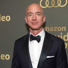 Jeff Bezos, covorul roșu petrecerea Amazon Prime Video, după Globurile de Aur din anul 2019. Poartă un costum negru și cămașă albă