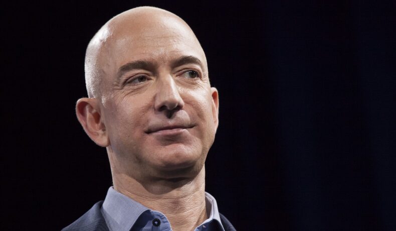 Jeff Bezos, în anul 2014, Seattle, când a dezvăluit primul smartphone Amazon, Fire Phone, în care compania a investit zeci de milioane de dolari. Fundal negru