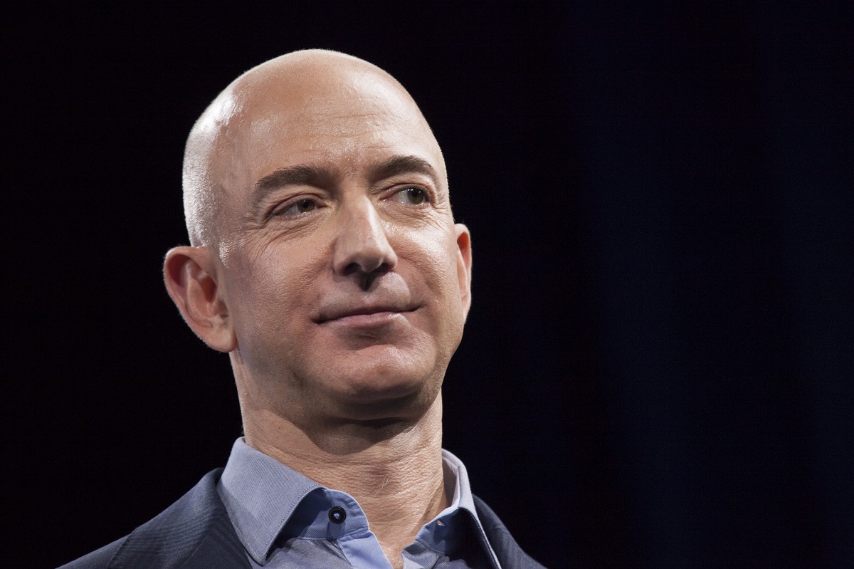 Jeff Bezos, în anul 2014, Seattle, când a dezvăluit primul smartphone Amazon, Fire Phone, în care compania a investit zeci de milioane de dolari. Fundal negru
