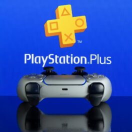 Logo-ul PlayStation Plus, cu un controller a consolei, pe fundal albastru. Deep Rock Galactic e jocul gratuit PlayStation oferit în ianuarie 2022