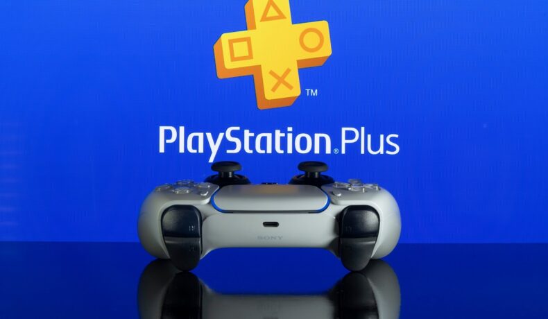 Logo-ul PlayStation Plus, cu un controller a consolei, pe fundal albastru. Deep Rock Galactic e jocul gratuit PlayStation oferit în ianuarie 2022