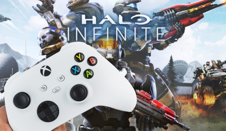 Imagine cu jocul Halo Infinite și un controller Xbox alb, ținut în mână de un jucător. Jucătorii Xbox au criticat jucătorii PC recent