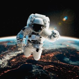 Astronaut în costum alb, care plutește în spațiu, cu Pământul pe fundal. Potrivit unui raport, misiunile NASA ar putea fi în pericol
