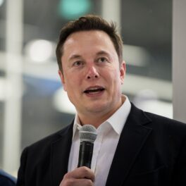 Elon Musk, la SpaceX Headquarters, conferință de presă despre Crew Dragon, 2019, ține un microfon în mână. Elon Musk a vorbit despre previziunile sale pentru viitor