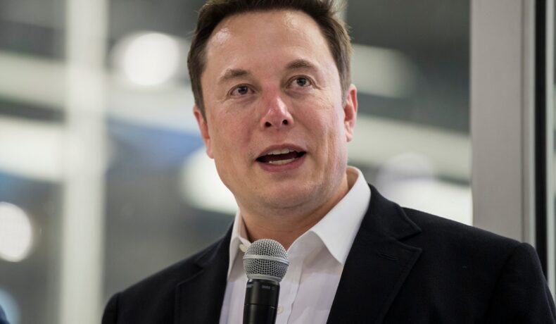 Elon Musk, la SpaceX Headquarters, conferință de presă despre Crew Dragon, 2019, ține un microfon în mână. Elon Musk a vorbit despre previziunile sale pentru viitor