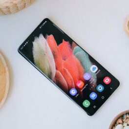 Smartphone Galaxy Samsung Galaxy S21 Ultra, pe un fundal alb, între coșuri cu cristale și plante. Galaxy Samsung Galaxy S22 Ultra ar putea fi dezvăluit în cadrul evenimentului Samsung Galaxy Unpacked 2022