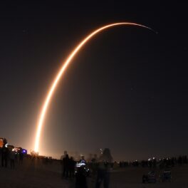 Racheta Falcon 9, lansată din Florida, SUA, 6 ianuarie 2020, în misiunea Starlink. O urmă galbenă pe cerul negru. Sateliții Starlink lasă urme pe cer, potrivit unui nou studiu