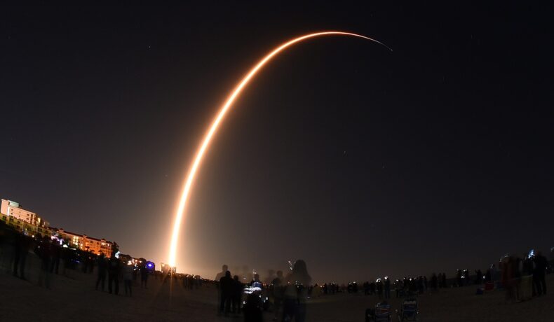 Racheta Falcon 9, lansată din Florida, SUA, 6 ianuarie 2020, în misiunea Starlink. O urmă galbenă pe cerul negru. Sateliții Starlink lasă urme pe cer, potrivit unui nou studiu