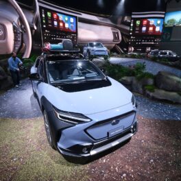 Subaru a dezvăluit mașina Solterra la un show auto din Los Angeles, în 2021. Mașina e albă, la salon