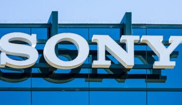 Logo-ul Companiei Sony, cu alb, pe o clădire din sticlă, albastră, cu cerul pe fundal. Valoarea de piață a companiei Sony a scăzut cu 20 de miliarde de dolari într-o singură zi