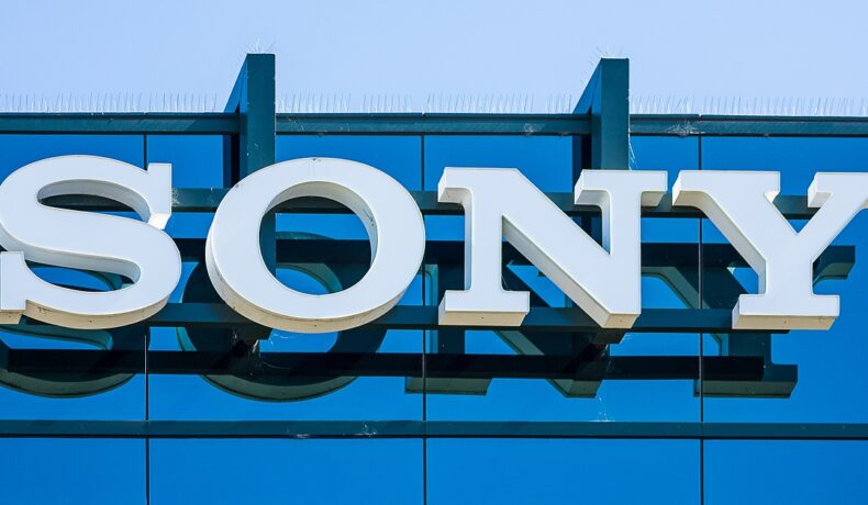 Logo-ul Companiei Sony, cu alb, pe o clădire din sticlă, albastră, cu cerul pe fundal. Valoarea de piață a companiei Sony a scăzut cu 20 de miliarde de dolari într-o singură zi
