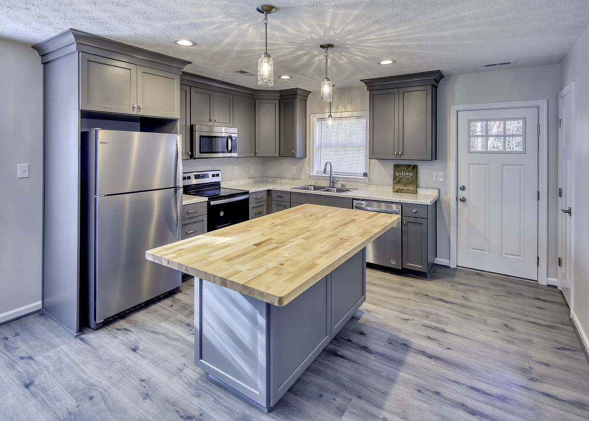 Bucătăria din casa construită 3D, din Virginia, în nuanțe de gri și bej