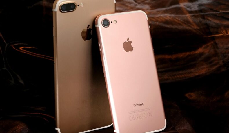 Telefoanele iPhone 7 și iPhone 7 Plus, pe roz, pe fundal maro și negru