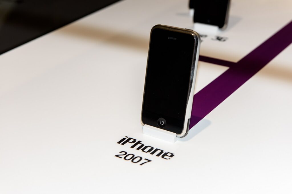 Primul iPhone, lansat în anul 2007, expus în Muzeul din Praga