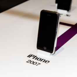 Primul iPhone, lansat în anul 2007, expus în Muzeul din Praga
