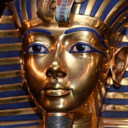 Imaginea sarcofagului faraonului lui Tutankamon. Experții au dezvăluit recent Adevărul despre pumnalul lui Tutankamon