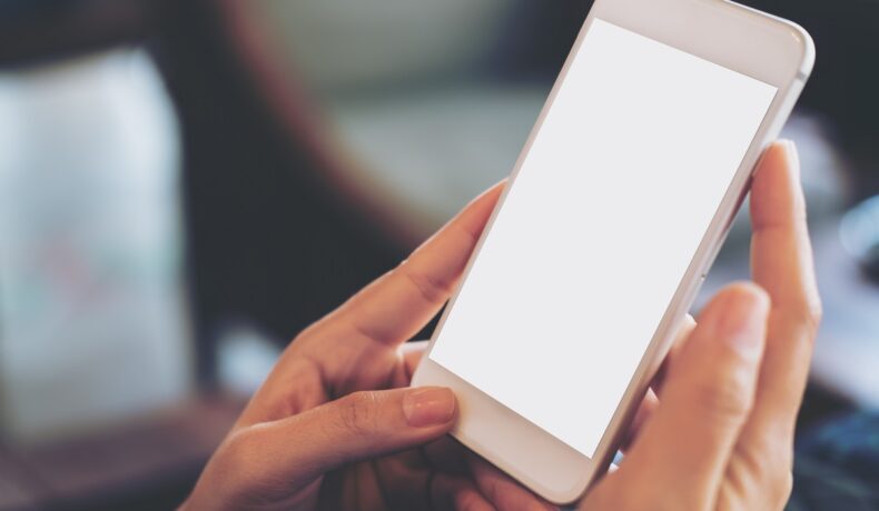 Utilizator care ține în mână un telefon cu o carcasă albă. Un director OnePlus a dezvăluit de ce sunt telefoane albe mai rare
