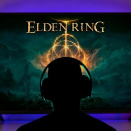 Jucător în umbră care stă în fața unui ecran pe care e Elden Ring, joc ce are probleme pe PC