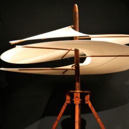 Model pentru aripa din elicopterul inventat de Leonardo da Vinci, cu pânză albă, lemn si fundal negru