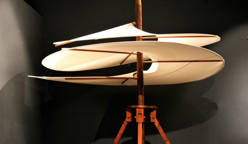 Model pentru aripa din elicopterul inventat de Leonardo da Vinci, cu pânză albă, lemn si fundal negru