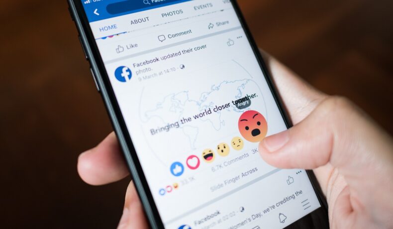 Aplicația Facebook, ce a pierdut utilizatori zilnici, pe ecranul unui telefon, ținut în mână de un utilizator