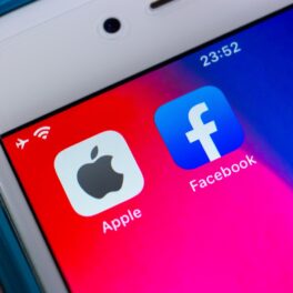 Aplicațiile Apple și Facebook, una lângă alta, pe ecranul unui telefon. Facebook dă vina pe Apple pentru o scădere din 2022