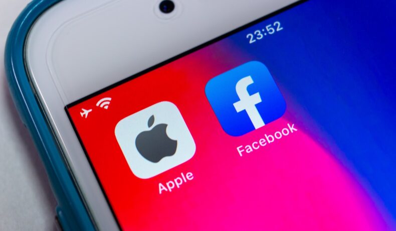 Aplicațiile Apple și Facebook, una lângă alta, pe ecranul unui telefon. Facebook dă vina pe Apple pentru o scădere din 2022