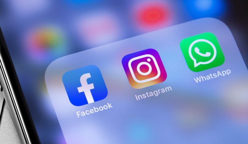 Ecranul unui telefon mobil cu imaginile Facebook, Instagram și WhatsApp. Facebook și Instagram ar putea fi închise în Europa